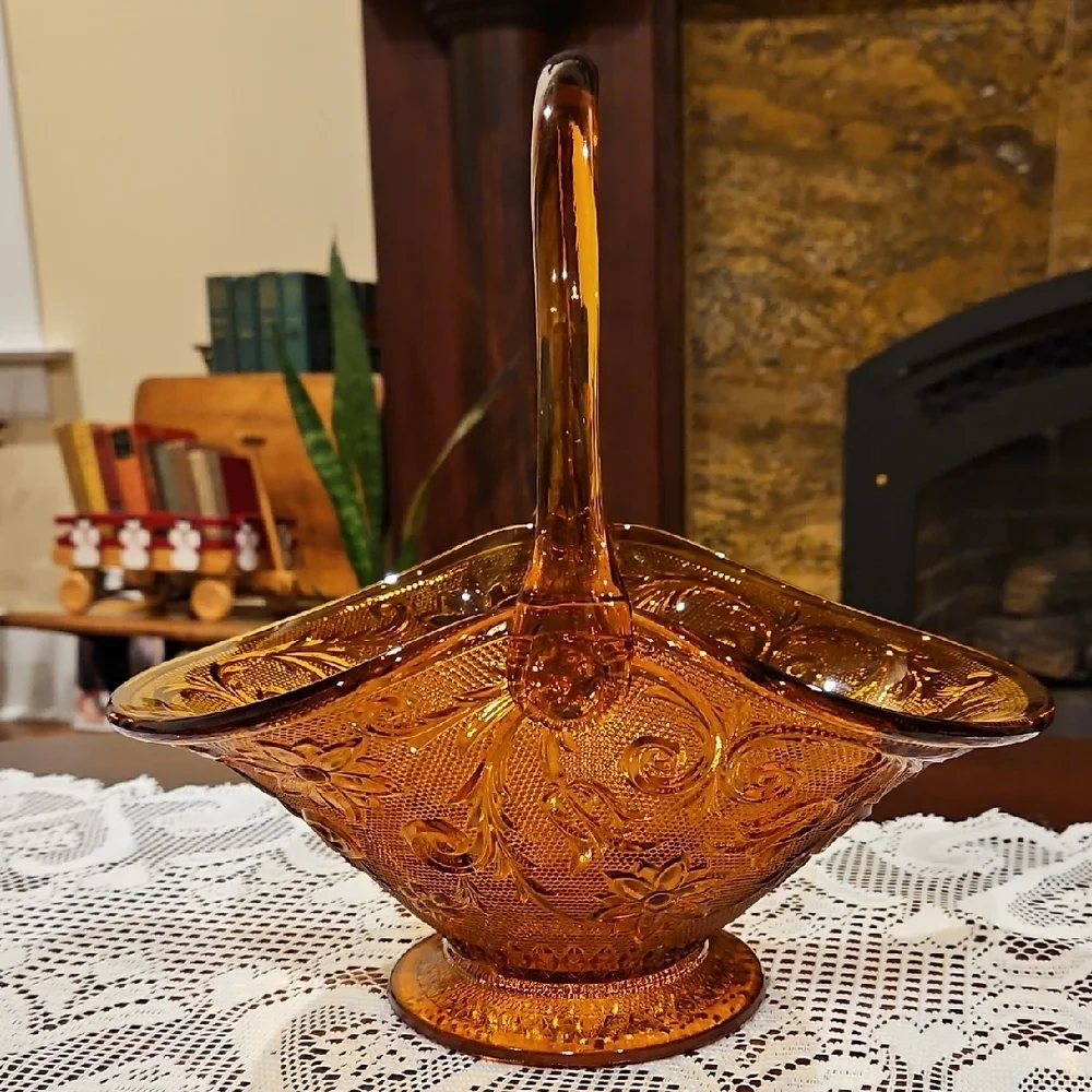 VTG Tiara Indiana Glass Amber Daisy Scroll Pattern Basket Large, UV Reactive